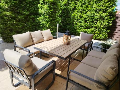 Jasny komplet mebli metalowych na taras dla 8 osób - Panaon Grande WB