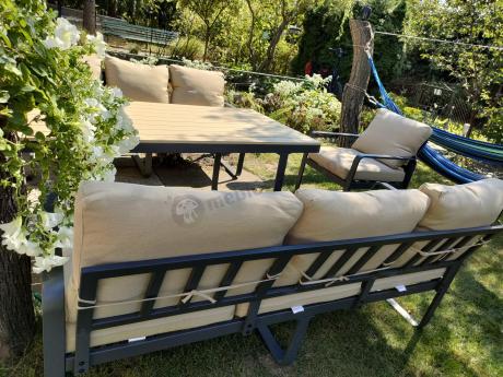 Jasny komplet mebli metalowych na taras dla 8 osób - Panaon Grande WB