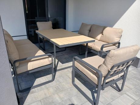 Jasny komplet mebli metalowych na taras dla 8 osób - Panaon Grande WB