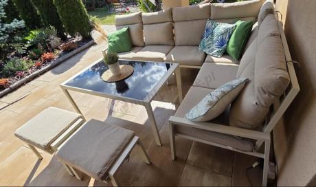 Jasny narożnik tarasowy ze stolikiem 120cm i pufami - Doros Corner XL - Cream