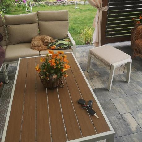 Jasny narożnik tarasowy ze stolikiem z blatem imitacja drewna 120cm i pufami - Doros Corner XL - Cream