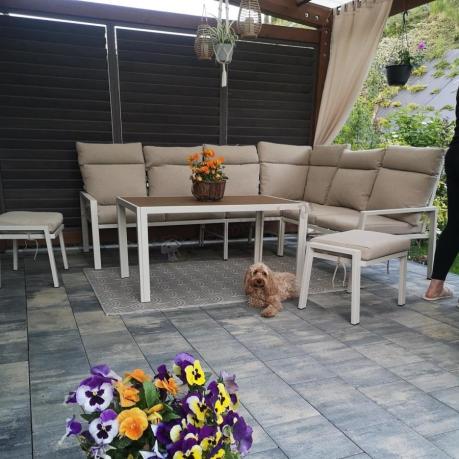 Jasny narożnik tarasowy ze stolikiem z blatem imitacja drewna 120cm i pufami - Doros Corner XL - Cream