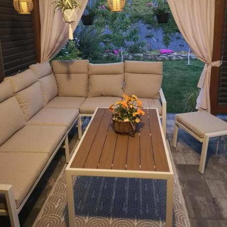 Jasny narożnik tarasowy ze stolikiem z blatem imitacja drewna 120cm i pufami - Doros Corner XL - Cream