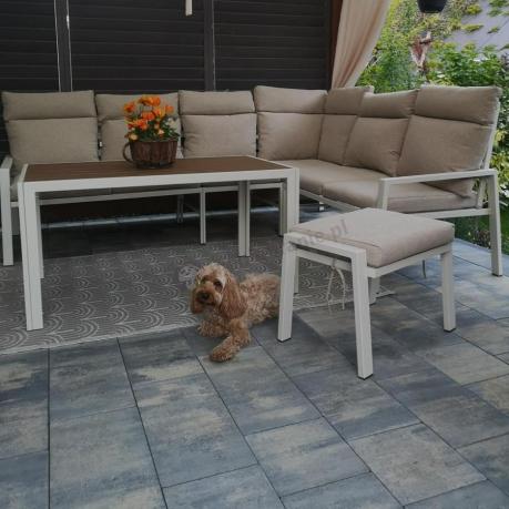 Jasny narożnik tarasowy ze stolikiem z blatem imitacja drewna 120cm i pufami - Doros Corner XL - Cream