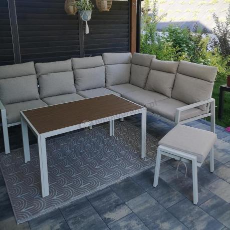 Jasny narożnik tarasowy ze stolikiem z blatem imitacja drewna 120cm i pufami - Doros Corner XL - Cream