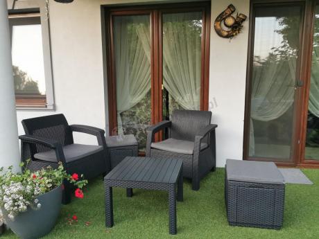 Komplet mebli balkonowych Corfu z dwoma fotelami stolikiem i pufami - grafitowy