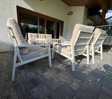 Komplet mebli na taras dla 8 osób - 2 sofy, 2 fotele i wysoki stół - Tavaro Grande White
