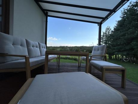 Komplet mebli na taras z sofą, dwoma fotelami i pufami - imitacja drewna - Tavaro Dining Wood