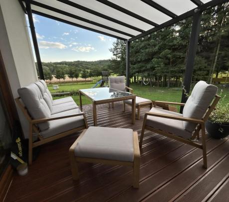 Komplet mebli na taras z sofą, dwoma fotelami i pufami - imitacja drewna - Tavaro Dining Wood