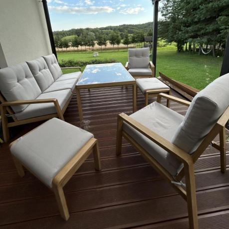 Komplet mebli na taras z sofą, dwoma fotelami i pufami - imitacja drewna - Tavaro Dining Wood