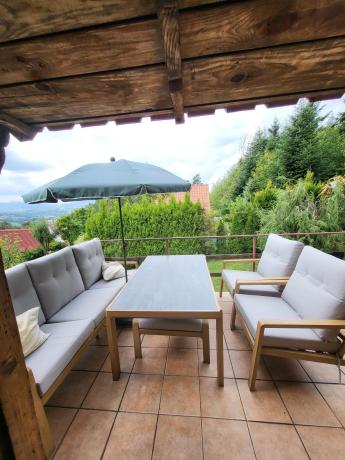 Komplet mebli na taras z sofą, dwoma fotelami i pufami - imitacja drewna - Tavaro Dining Wood