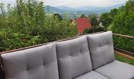 Komplet mebli na taras z sofą, dwoma fotelami i pufami - imitacja drewna - Tavaro Dining Wood