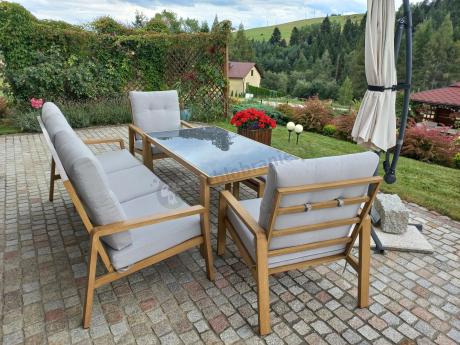 Komplet mebli na taras z sofą, dwoma fotelami i pufami - imitacja drewna - Tavaro Dining Wood