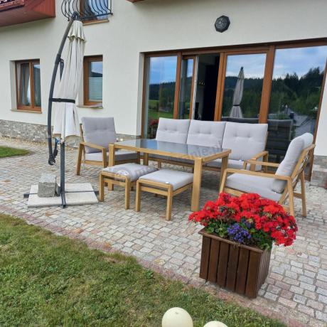 Komplet mebli na taras z sofą, dwoma fotelami i pufami - imitacja drewna - Tavaro Dining Wood