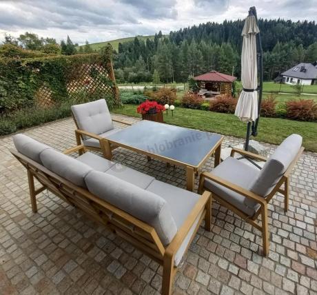 Komplet mebli na taras z sofą, dwoma fotelami i pufami - imitacja drewna - Tavaro Dining Wood