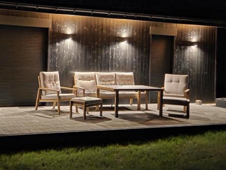 Komplet mebli na taras z sofą, dwoma fotelami i pufami - imitacja drewna - Tavaro Dining Wood