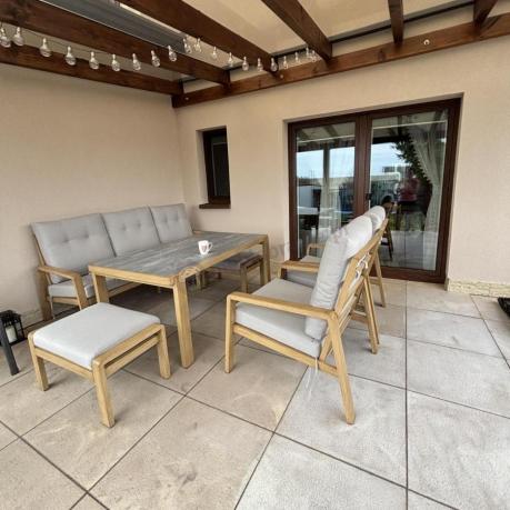 Komplet mebli na taras z sofą, dwoma fotelami i pufami - imitacja drewna - Tavaro Dining Wood