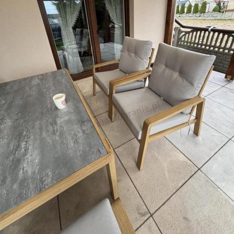 Komplet mebli na taras z sofą, dwoma fotelami i pufami - imitacja drewna - Tavaro Dining Wood