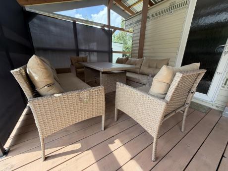 Komplet mebli technorattanowych dla 8 osób z sofami i stołem polywood Perata Grande Natural