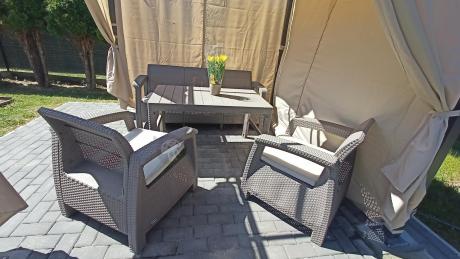 Komplet na taras z regulowanym stolikiem Corfu Set Lyon Max Cappuccino