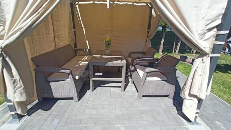 Komplet na taras z regulowanym stolikiem Corfu Set Lyon Max Cappuccino
