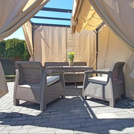 Komplet na taras z regulowanym stolikiem Corfu Set Lyon Max Cappuccino