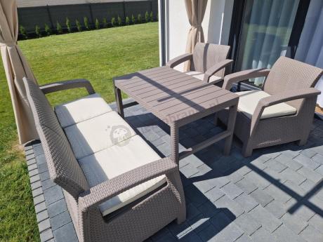 Komplet na taras z regulowanym stolikiem Corfu Set Lyon Max Cappuccino