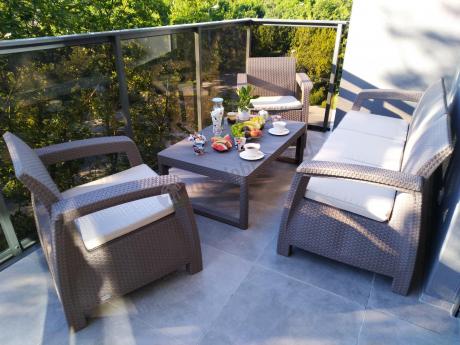 Komplet na taras z regulowanym stolikiem Corfu Set Lyon Max Cappuccino