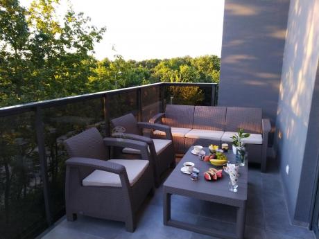 Komplet na taras z regulowanym stolikiem Corfu Set Lyon Max Cappuccino