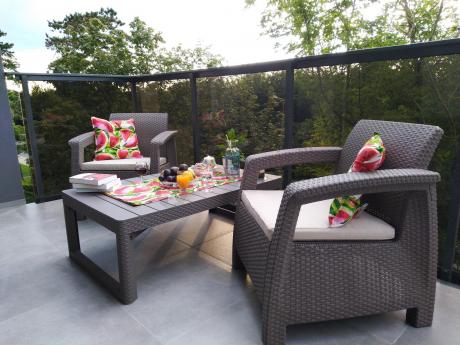 Komplet na taras z regulowanym stolikiem Corfu Set Lyon Max Cappuccino