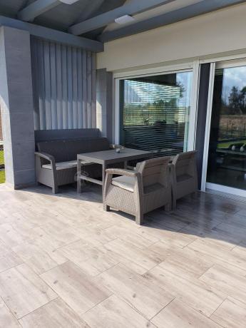 Komplet na taras z regulowanym stolikiem Corfu Set Lyon Max Cappuccino