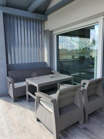 Komplet na taras z regulowanym stolikiem Corfu Set Lyon Max Cappuccino