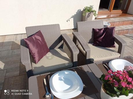 Komplet na taras z regulowanym stolikiem Corfu Set Lyon Max Cappuccino