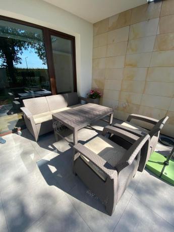 Komplet na taras z regulowanym stolikiem Corfu Set Lyon Max Cappuccino