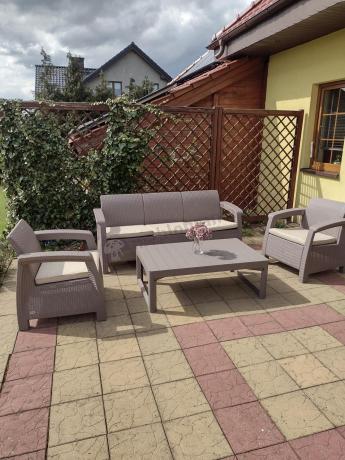 Komplet na taras z regulowanym stolikiem Corfu Set Lyon Max Cappuccino