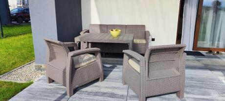 Komplet na taras z regulowanym stolikiem Corfu Set Lyon Max Cappuccino