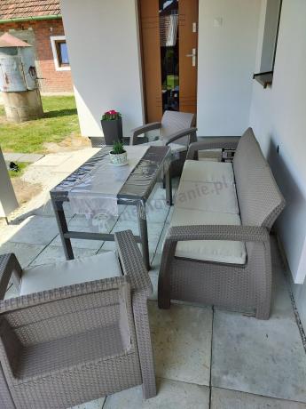 Komplet na taras z regulowanym stolikiem Corfu Set Lyon Max Cappuccino