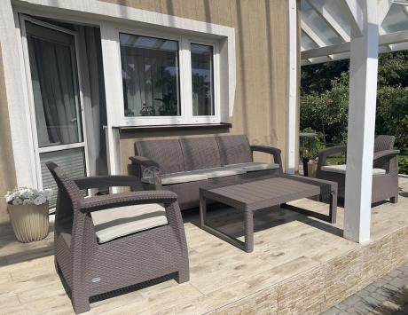 Komplet na taras z regulowanym stolikiem Corfu Set Lyon Max Cappuccino