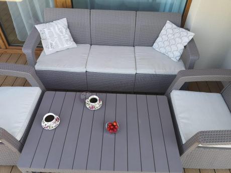 Komplet na taras z regulowanym stolikiem Corfu Set Lyon Max Cappuccino