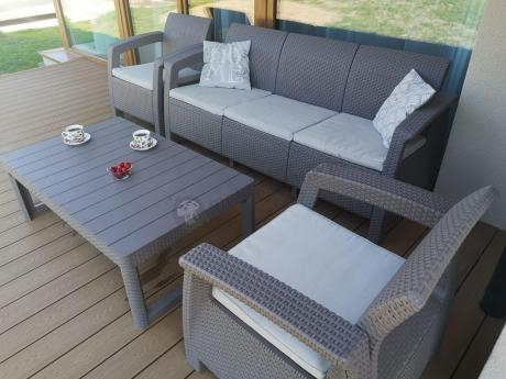 Komplet na taras z regulowanym stolikiem Corfu Set Lyon Max Cappuccino