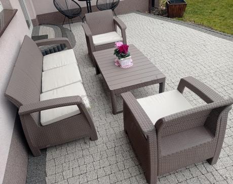 Komplet na taras z regulowanym stolikiem Corfu Set Lyon Max Cappuccino