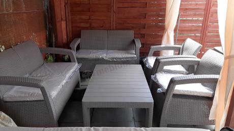 Beżowy komplet ogrodowy z podnoszonym stołem