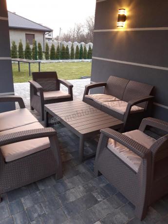 Beżowy komplet ogrodowy z podnoszonym stołem