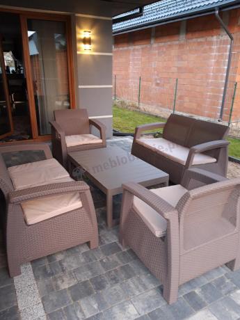 Beżowy komplet ogrodowy z podnoszonym stołem