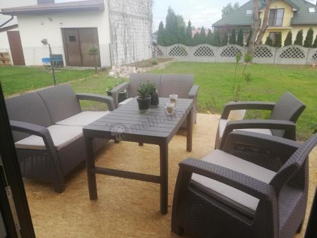 Beżowy komplet ogrodowy z podnoszonym stołem