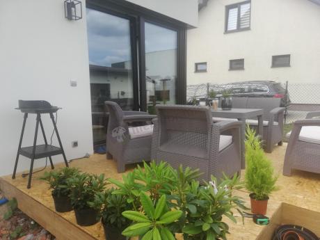 Beżowy komplet ogrodowy z podnoszonym stołem