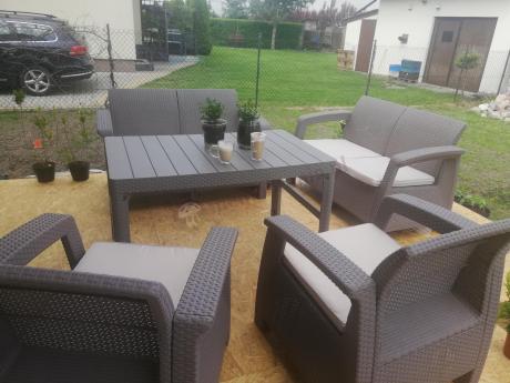 Beżowy komplet ogrodowy z podnoszonym stołem