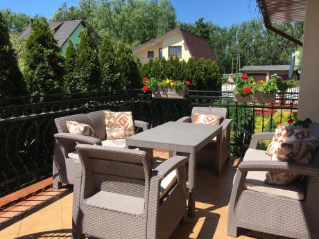 Beżowy komplet ogrodowy z podnoszonym stołem