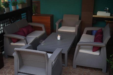 Beżowy komplet ogrodowy z podnoszonym stołem