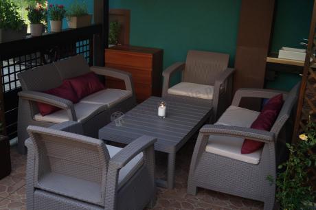 Beżowy komplet ogrodowy z podnoszonym stołem